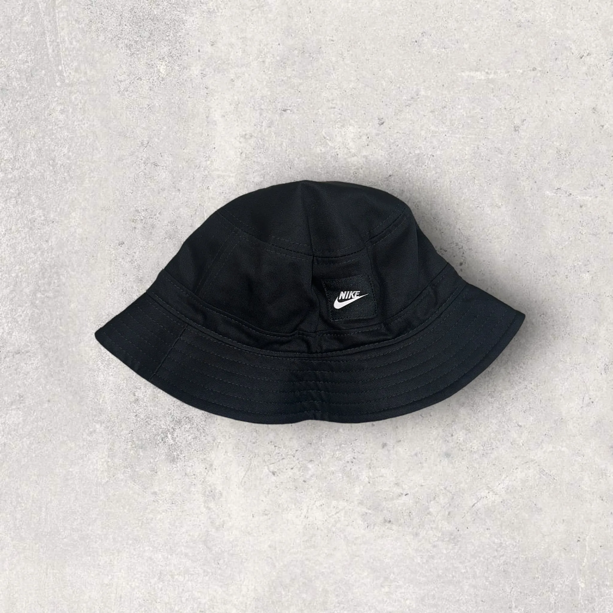 NIKE BUCKET HAT - BLACK